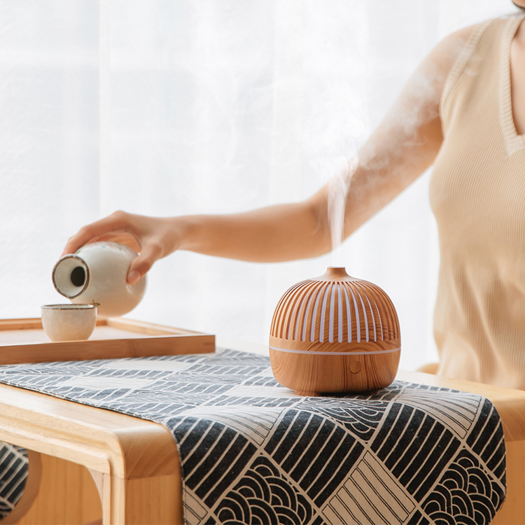 The aroma diffuser distributor is widely used. It can be used in bedrooms, living rooms, offices, hotel halls, theatres, shopping malls and other places.