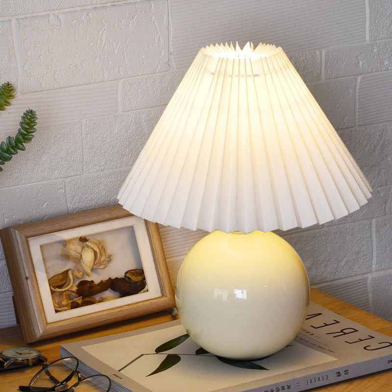 European Style Ceramic Pleated Table Lamp