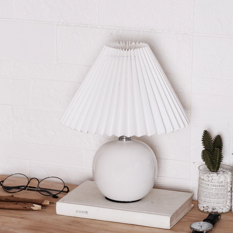 European Style Ceramic Pleated Table Lamp