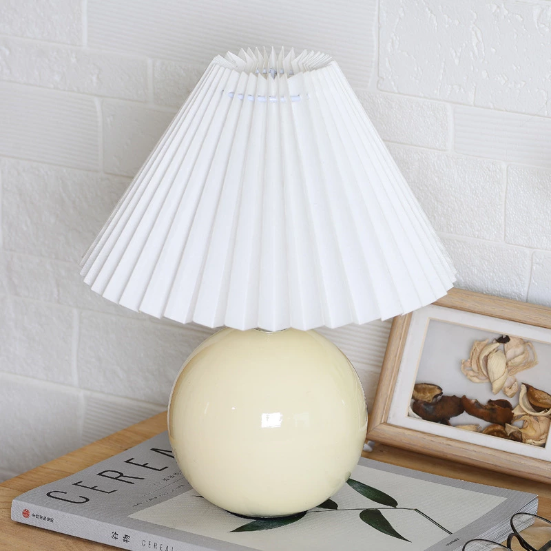 European Style Ceramic Pleated Table Lamp