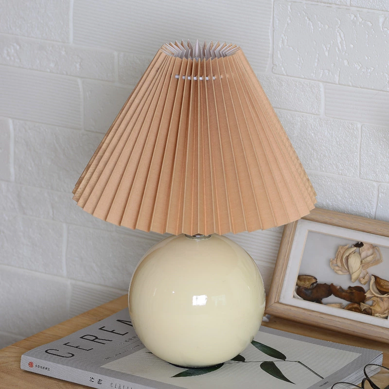 European Style Ceramic Pleated Table Lamp