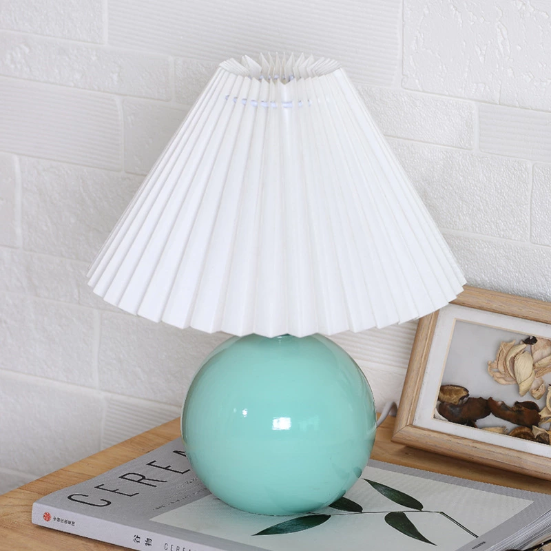 European Style Ceramic Pleated Table Lamp