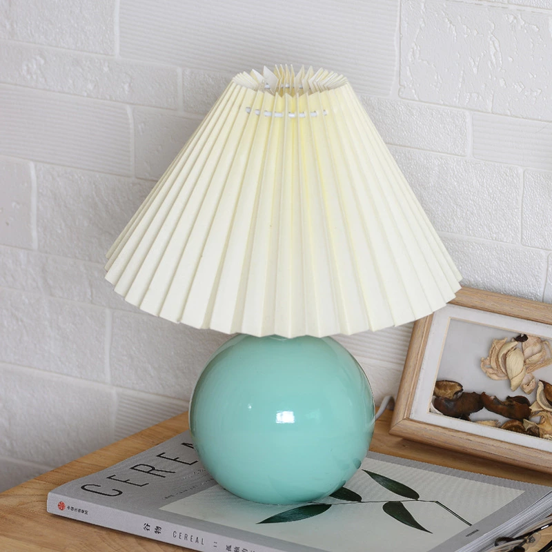 European Style Ceramic Pleated Table Lamp