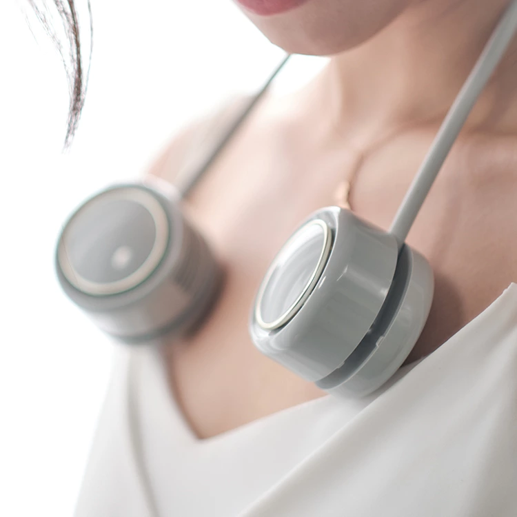 A summer artifact that frees your hands: a neck-hanging fan brings you coolness