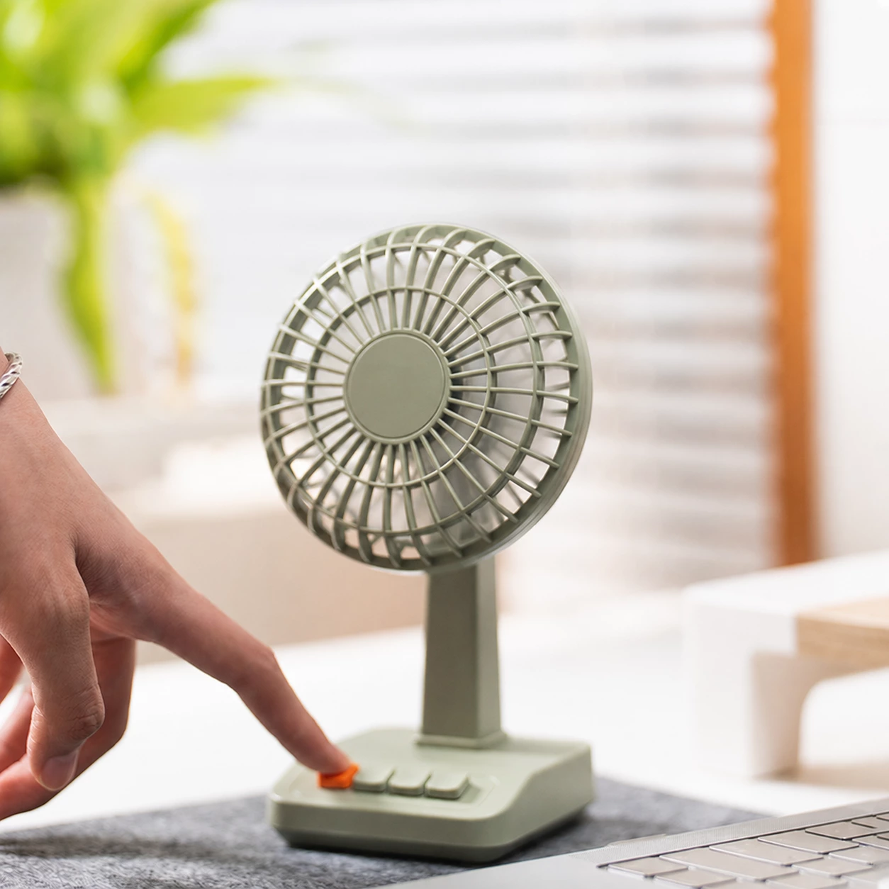 KC-F81 Retro Rechargeable Desktop Fan
